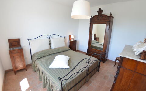 Podere San Martino: Slaapkamer, Meubilair, Kamer, Bed, Eigendom, Bed Frame, Laken, Interieur Ontwerp, Bedding, Verdieping