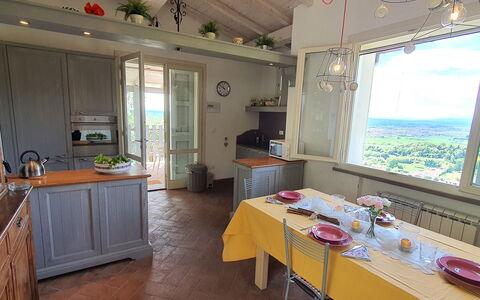 Podere San Martino: Cabinetry, Tafel, Eigendom, Meubilair, Venster, Countertop, Hout, Keuken, Interieur Ontwerp, Toestel Van De Keuken