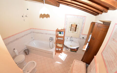 Al Vecchio Pozzo: Eigendom, Kamer, Badkamer, Interieur Ontwerp, Huis, Verdieping, Gebouw, Architectuur, Onroerend Goed, Bad