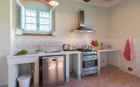 Villa Mezzavia: Kamer, Eigendom, Meubilair, Keuken, Interieur Ontwerp, Gebouw, Verdieping, Cabinetry, Countertop, Huis