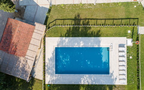 Villa Mezzavia: Groen, Blauw, Gras, Architectuur, Boom, Rechthoek, Lijn, Reflectie, Landschap, Sportplaats