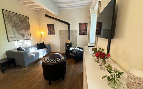 Alle Mura: Meubilair, Interieur Ontwerp, Flooring, Bankstel, Muur, Verdieping, Woonkamer, Hout, Kamer, Verlichting