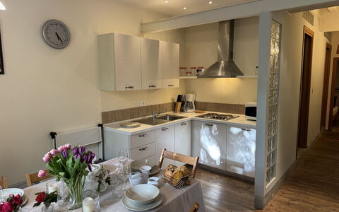 Alle Mura: Meubilair, Interieur Ontwerp, Flooring, Verdieping, Hout, Keuken, Countertop, Plafond, Kamer, Toestel Van De Keuken