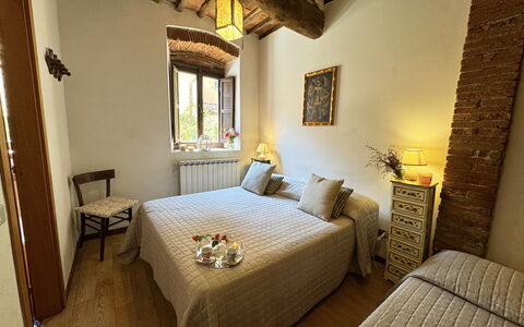 Casina Bella Di Lucca: Muur, Slaapkamer, Hout, Meubilair, Bed, Laken, Bedding, Interieur Ontwerp, Flooring, Kamer