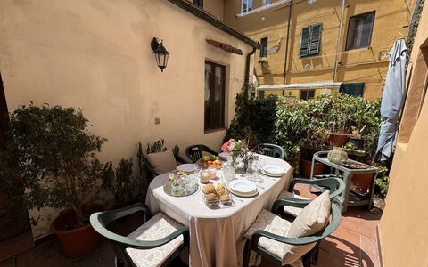 Casina Bella Di Lucca: Meubilair, Tafel, Stoel, Bloempot, Keuken En Eettafel, Buitentafel, Kamerplant, Buitenmeubels, Koffietafel, Eetkamer