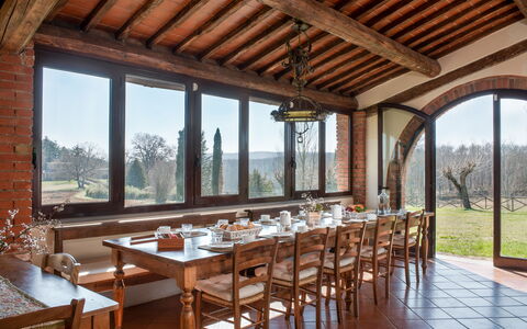 Villa Felciai: Tafel, Meubilair, Eigendom, Lucht, Stoel, Hout, Interieur Ontwerp, Schaduw, Fabriek