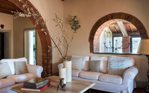 Villa Felciai: Tafel, Meubilair, Gebouw, Eigendom, Bankstel, Hout, Comfort, Interieur Ontwerp, Verdieping, Woonkamer