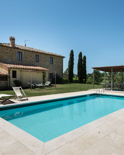 Villa Felciai: Water, Lucht, Fabriek, Eigendom, Gebouw, Zwembad, Boom, Gras, Schaduw, Rechthoek