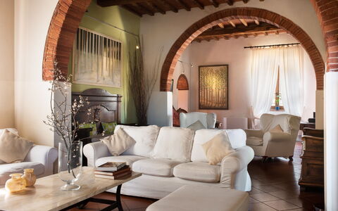 Villa Fabbri: Tafel, Meubilair, Eigendom, Fotolijst, Bankstel, Gebouw, Comfort, Interieur Ontwerp, Woonkamer, Hout