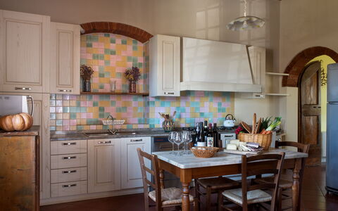 Villa Fabbri: Cabinetry, Countertop, Eigendom, Tafel, Meubilair, Keuken, Hout, Toestel Van De Keuken, Interieur Ontwerp, Verlichting