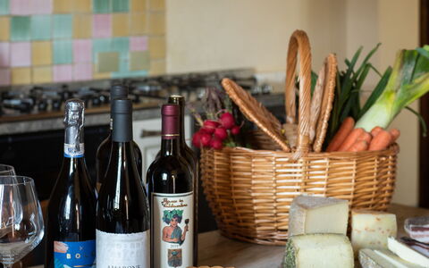 Villa Fabbri: Voedsel, Tafel, Tableware, Fles, Bord, Dishware, Wijn, Ingrediënt, Barware