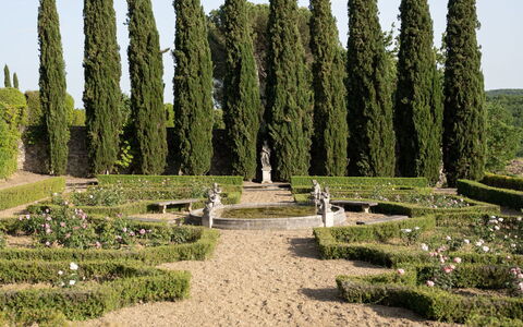 Terrazza e Libreria: Fabriek, Lucht, Wolk, Vegetation, Boom, Gras, Natuurlijk Landschap, Haag, Biome, Evergreen