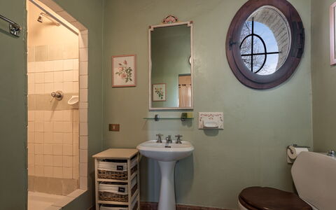 Terrazza e Libreria: Spiegel, Wastafel, Eigendom, Loodgieterswerkinrichting, Kraan, Wastafel In De Badkamer, Badkamer, Purper, Interieur Ontwerp