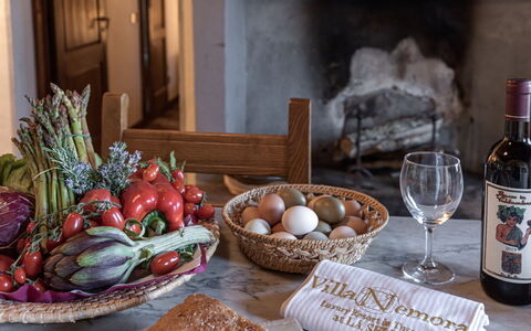 Terrazza e Libreria: Voedsel, Tableware, Tafel, Bord, Dishware, Fles, Ingrediënt, Glaswerk, Serveware, Tafelkleed