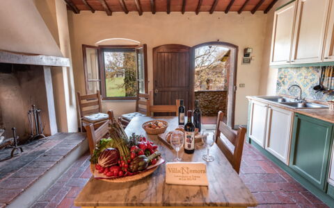 Terrazza e Libreria: Eigendom, Tafel, Meubilair, Cabinetry, Venster, Gootsteen, Hout, Bankstel, Wastafel, Kamerplant