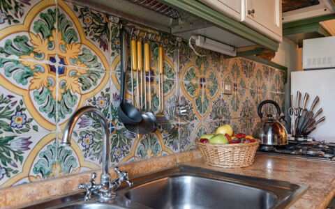 Terrazza e Libreria: Gootsteen, Wastafel, Kraan, Eigendom, Countertop, Loodgieterswerkinrichting, Hout, Interieur Ontwerp, Architectuur, Keuken