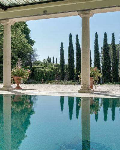 Terrazza e Libreria: Water, Fabriek, Lucht, Gebouw, Zwembad, Boom, Vrije Tijd, Onroerend Goed, Samengesteld Materiaal, Landschap