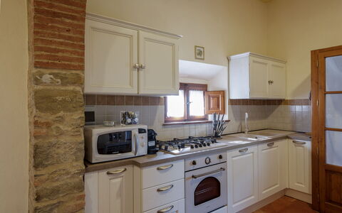 Villa i Cocciai: Kamer, Eigendom, Keuken, Cabinetry, Meubilair, Countertop, Gebouw, Huis, Verdieping, Major Appliance