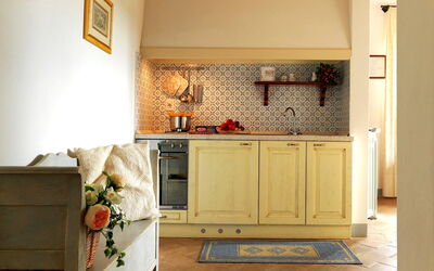 Canonica N.1: Kamer, Eigendom, Meubilair, Interieur Ontwerp, Verdieping, Geel, Muur, Huis, Gebouw, Keuken