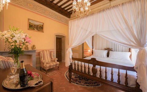 Villa Ivana - Cortona: Kamer, Eigendom, Meubilair, Slaapkamer, Interieur Ontwerp, Suite, Gebouw, Bed, Plafond, Gordijn