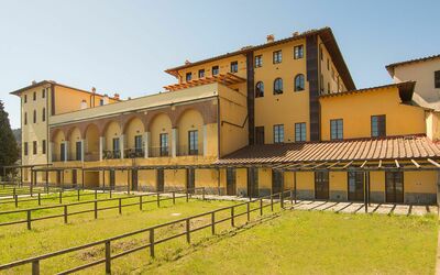 Luxury Residence La Poggerina: Gebouw, Eigendom, Architectuur, Geel, Huis, Landgoed, Huis, Onroerend Goed, Hacienda, Villa