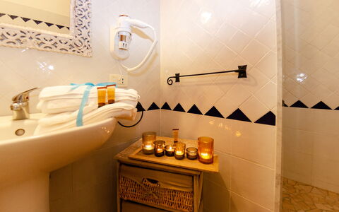 Casale 180: Badkamer, Kamer, Eigendom, Wastafel In De Badkamer, Interieur Ontwerp, Kraan, Tegel, Loodgieterswerkinrichting, Badkamer Accessoire, Suite