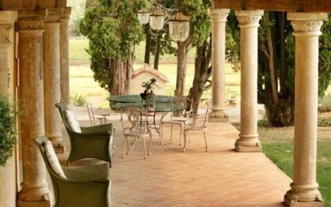 Luna Di Cortona: Kolom, Eigendom, Landgoed, Gebouw, Veranda, Kamer, Meubilair, Architectuur, Patio, Huis