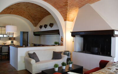 Casa Marcello - Fico: Meubilair, Bankstel, Verlichting, Interieur Ontwerp, Hout, Woonkamer, Tafel, Verdieping, Flooring, Muur