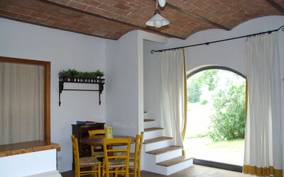 Fienile Arancione - Pero: Gebouw, Fabriek, Meubilair, Eigendom, Schaduw, Hout, Venster, Interieur Ontwerp, Verdieping, Woonkamer