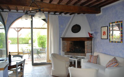 Fienile Arancione - Susino: Eigendom, Meubilair, Tafel, Stoel, Fabriek, Interieur Ontwerp, Architectuur, Hout, Woonkamer, Onroerend Goed