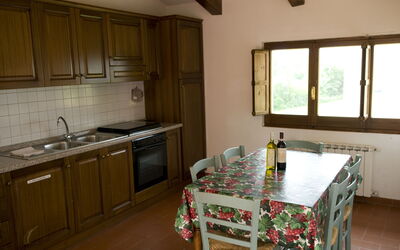 Fienile Giallo - Albicocco: Cabinetry, Eigendom, Meubilair, Countertop, Wastafel, Gootsteen, Gebouw, Venster, Kraan, Keuken