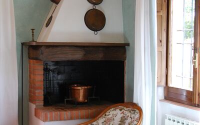 Fienile Giallo - Melo: Eigendom, Hout, Venster, Interieur Ontwerp, Haard, Architectuur, Woonkamer, Flooring, Verdieping, Comfort