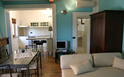 Monolocale (2+1Pax): Kamer, Meubilair, Woonkamer, Interieur Ontwerp, Eigendom, Gebouw, Verdieping, Plafond, Huis, Tafel