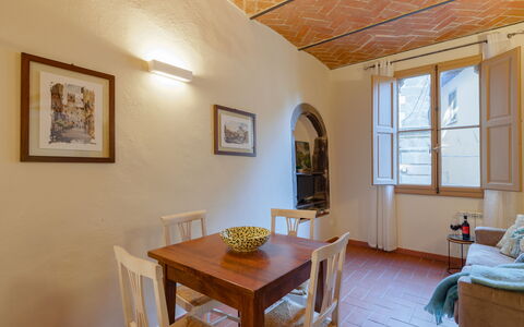 Marlene House: Tafel, Fotolijst, Eigendom, Meubilair, Venster, Hout, Interieur Ontwerp, Verdieping, Muur, Flooring