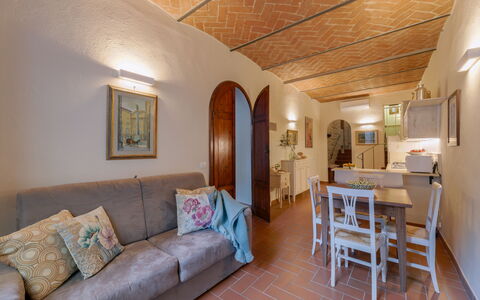 Marlene House: Meubilair, Bankstel, Eigendom, Fotolijst, Tafel, Interieur Ontwerp, Hout, Verlichting, Verdieping, Woonkamer