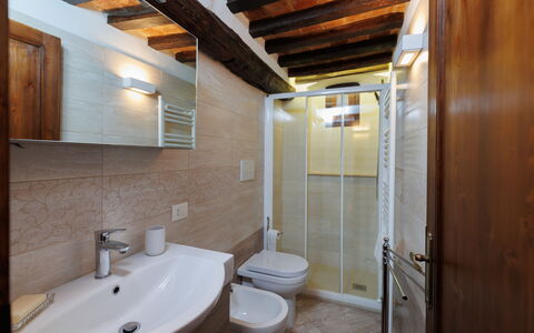 Marlene House: Spiegel, Kraan, Loodgieterswerkinrichting, Eigendom, Wastafel, Gebouw, Wastafel In De Badkamer, Badkamer, Interieur Ontwerp, Hout