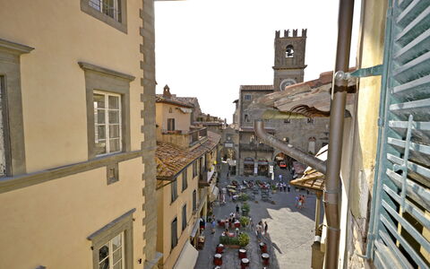 Marlene House: Dorf\, Straat, Buurt, Steeg, Gebouw, Weg, Infrastructuur, Architectuur, Stad, Facade