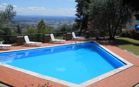 Aurora: Zwembad, Eigendom, Vrije Tijd, Rechthoek, Onroerend Goed, Huis, Gras, Backyard, Samengesteld Materiaal, Gebouw