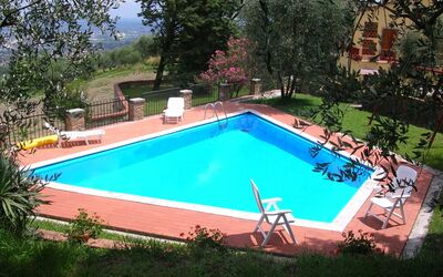 Aurora: Zwembad, Eigendom, Vrije Tijd, Gras, Huis, Onroerend Goed, Backyard, Rechthoek, Gebouw, Werf