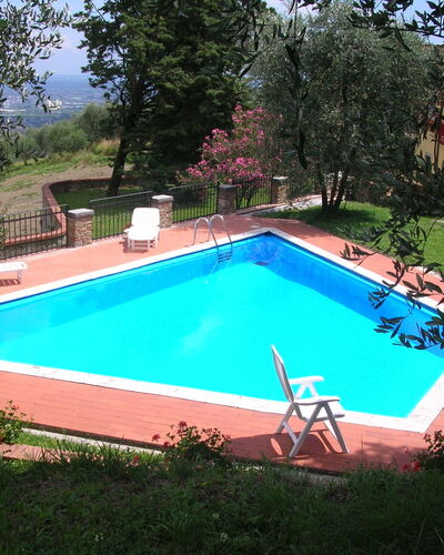 Aurora: Zwembad, Eigendom, Vrije Tijd, Gras, Huis, Onroerend Goed, Backyard, Rechthoek, Gebouw, Werf