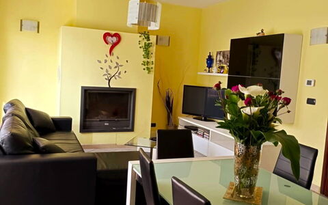 Ai Cuori: Meubilair, Interieur Ontwerp, Muur, Flooring, Verdieping, Bankstel, Kamer, Woonkamer, Plafond, Verlichting