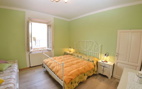 Borgo Di Zacco: Slaapkamer, Kamer, Bed, Meubilair, Eigendom, Laken, Verdieping, Bed Frame, Muur, Geel