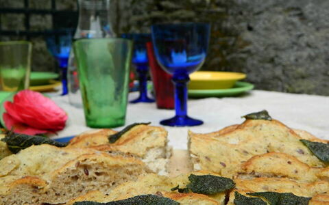 Emilia: Voedsel, Tableware, Tafel, Ingrediënt, Glaswerk, Bord, Drinkware, Barware, Keuken