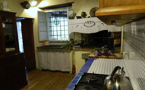 Emilia: Eigendom, Verlichting, Cabinetry, Keuken, Interieur Ontwerp, Countertop, Hout, Venster, Kamerplant, Verdieping