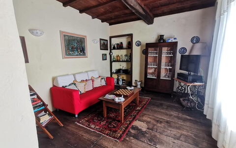 Emilia: Fotolijst, Meubilair, Tafel, Bankstel, Gebouw, Hout, Interieur Ontwerp, Verdieping, Woonkamer, Flooring