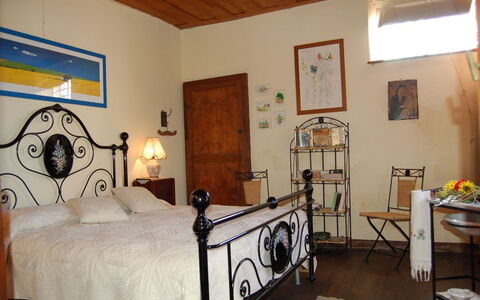 Emilia: Slaapkamer, Kamer, Bed, Meubilair, Eigendom, Bed Frame, Laken, Gebouw, Interieur Ontwerp, Muur