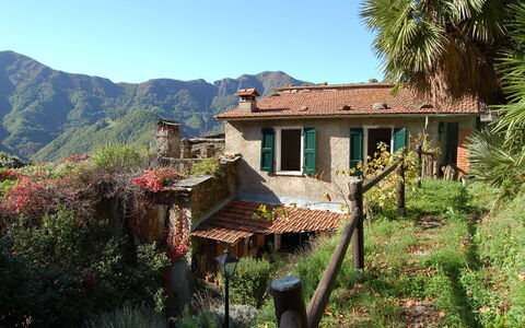 Emilia: Eigendom, Huis, Bergdorp, Huis, Gebouw, Landelijk Gebied, Dorp, Onroerend Goed, Heuvel Station, Dak