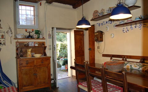 Emilia: Kamer, Eigendom, Meubilair, Gebouw, Huis, Verdieping, Interieur Ontwerp, Plafond, Hardwood, Huis