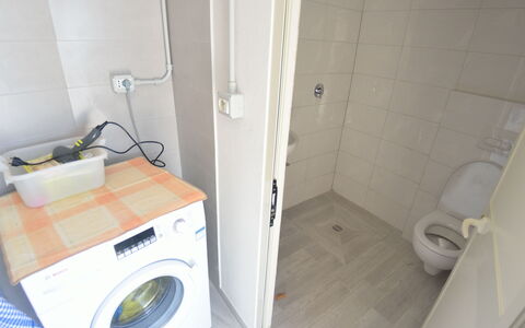Villa Orchidea: Eigendom, Kamer, Wasruimte, Badkamer, Wasdroger, Tegel, Wasmachine, Major Appliance, Toilet, Wc Bril
