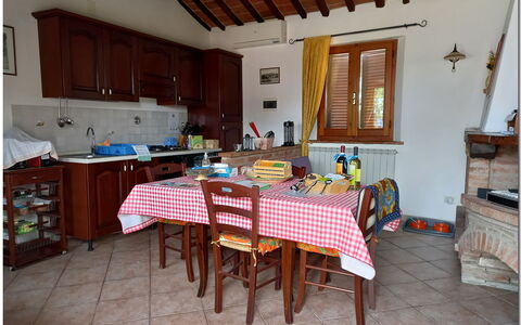 Villetta Di Cortona: Tafel, Cabinetry, Hout, Interieur Ontwerp, Gebouw, Stoel, Verdieping, Rechthoek, Venster, Flooring